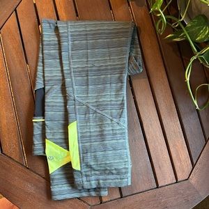 Lululemon cropped leggings in gray and yellow sz8.:)